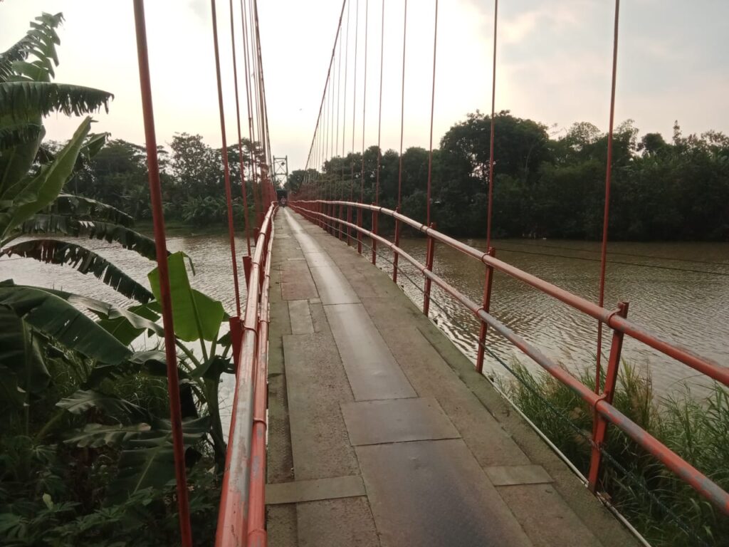 Jembatan gantung ‘Gampang’ Desa Pesantren, Kecamatan Ulujami, Kabupaten Pemalang, Jawa Tengah. INIDESA/Aji S. Nugroho