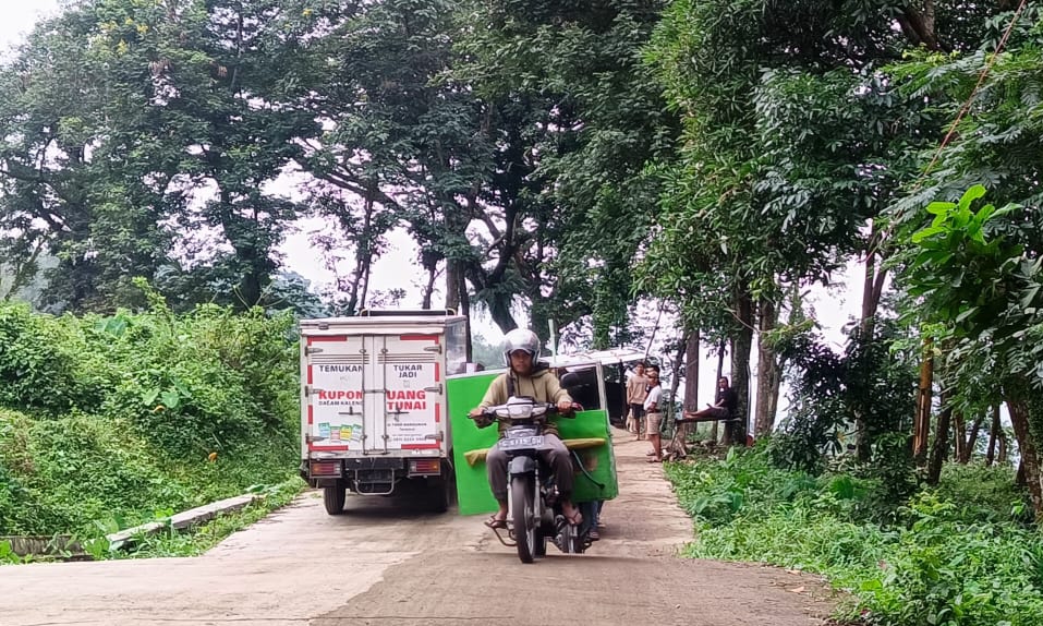 Pasca Jalan Wisnu-Watukumpul Longsor, Warga Bangun Kembali Jalan Dengan Swadaya