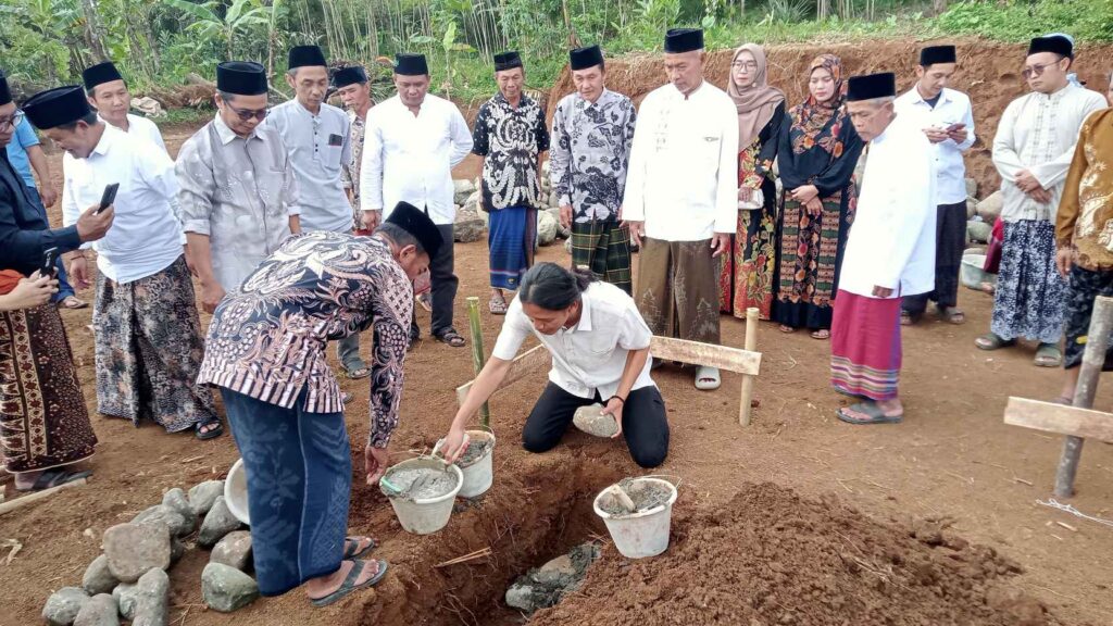 Peletakan Batu Pertama Majelis Taklim Desa Majalangu, Ria: Sarana Dakwah Mempererat Ukhuwah Umat