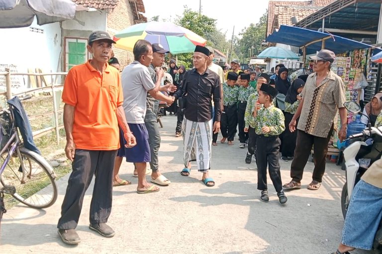 Blusukan Jalan Kaki, Calon Kades Pecangakan Ini Bagikan Hampir 2000 Paket Sembako Door To Door
